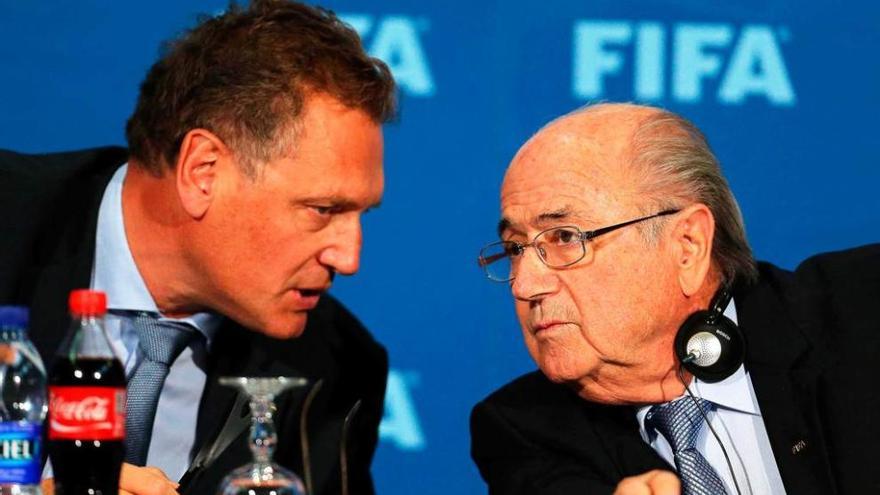 Jérôme Valcke, a la izquierda, y Joseph Blatter, en una reunión de la FIFA en 2014.