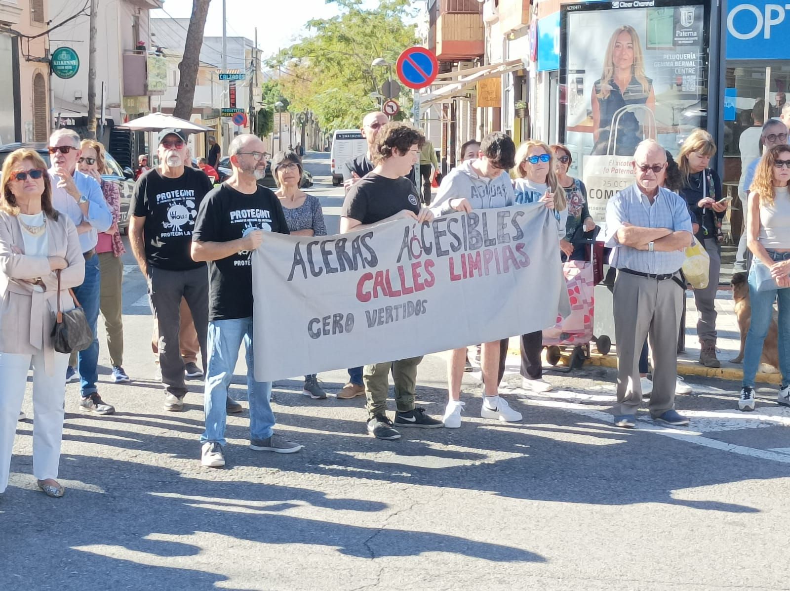 Manifestación por unas aceras accesibles en La Canyada