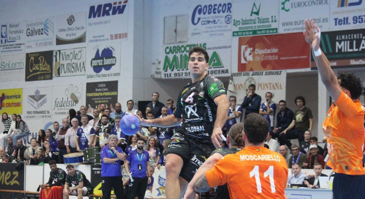 Simonet busca un pase.