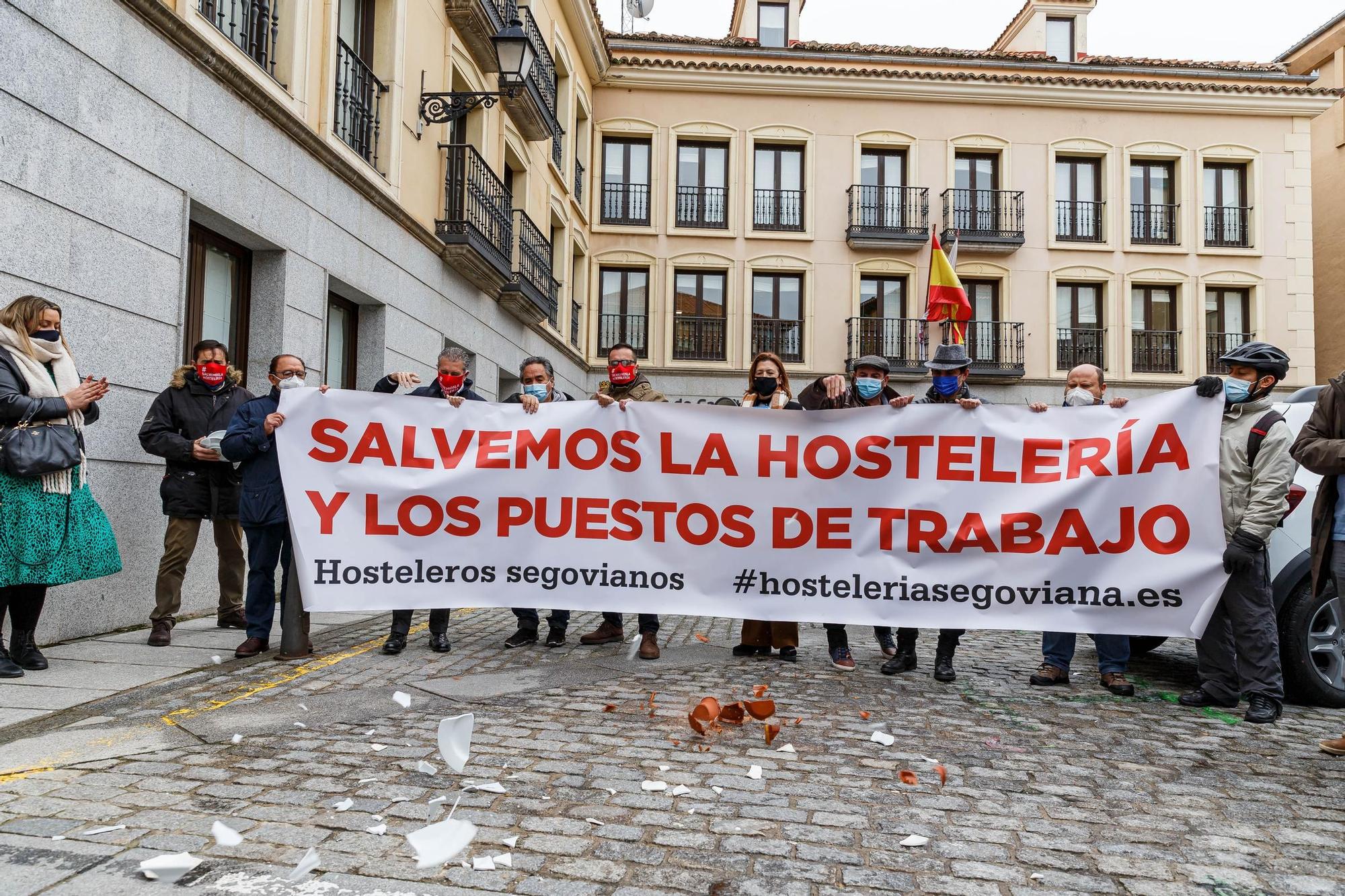 El sector hostelero de Castilla y León rompe platos en protesta por su situación frente al COVID