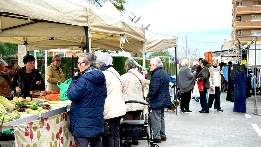 El Ayuntamiento de La Pobla de Farnals pone fin a la informalidad del mercado con la regularización de sus puestos