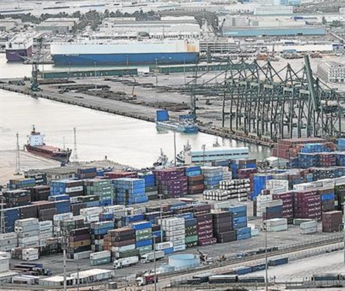 Contenidors a la zona franca del port de Barcelona. Contenidors a la zona franca del port de Barcelona.