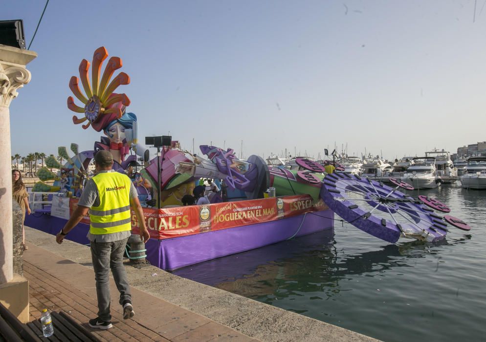 El remate de la hoguera Port d'Alacant cae al mar