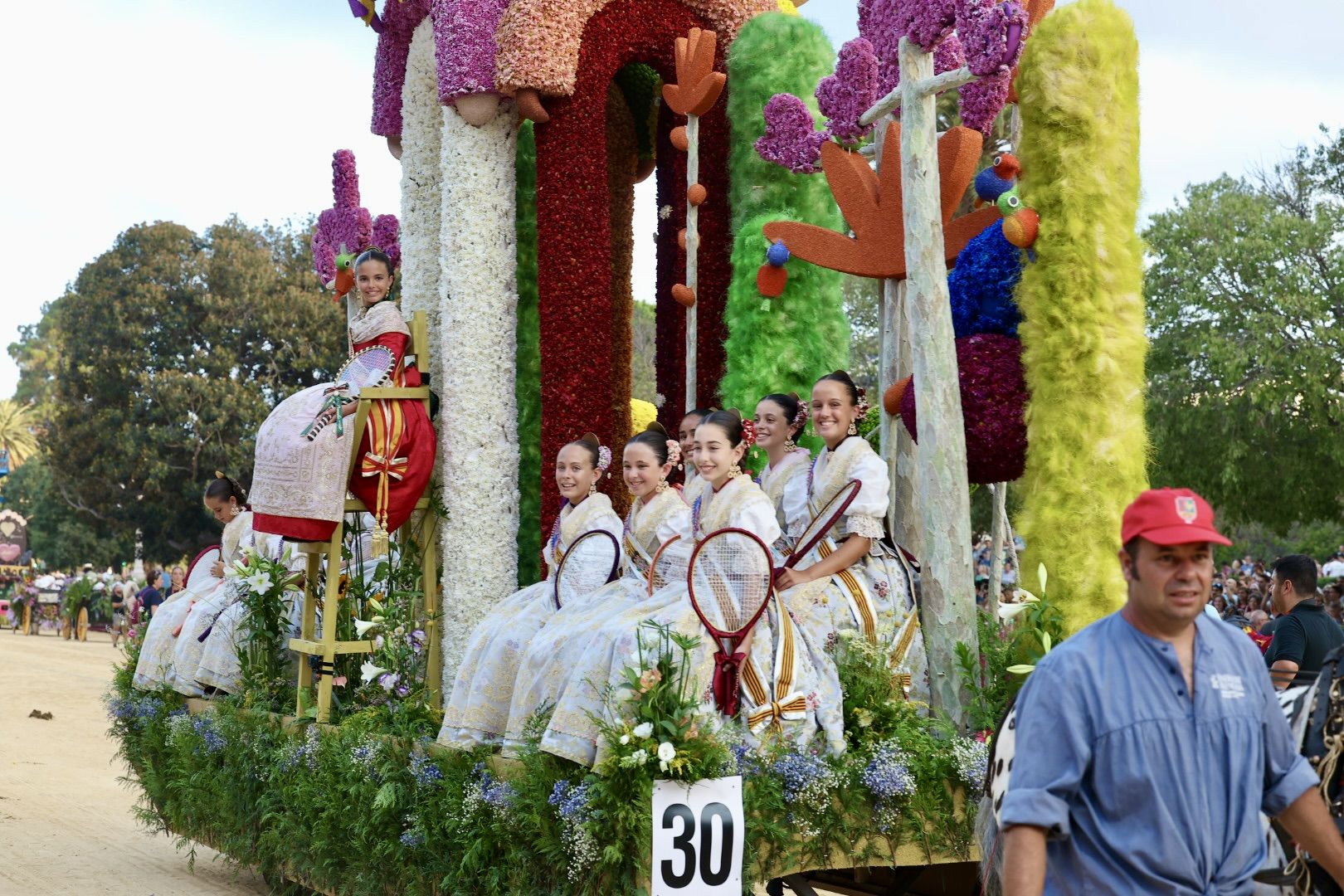 La Batalla de Flores reúne a las falleras de 2022 y 2023