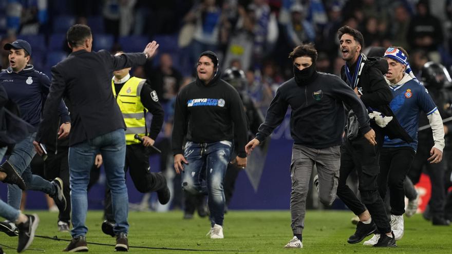 Hinchas del Espanyol invaden el campo durante el derbi barcelonés del pasado 14 de mayo.