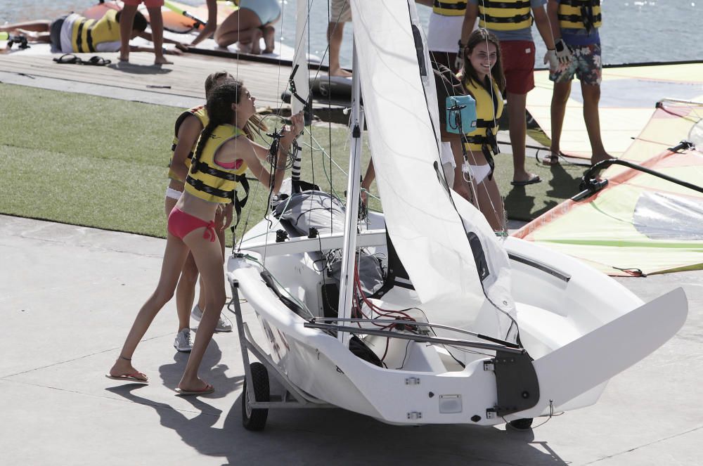 Infantin Elena und ihre Kinder Felipe Juan Froilán und Victoria Federica in der Segelschule von Calanova.