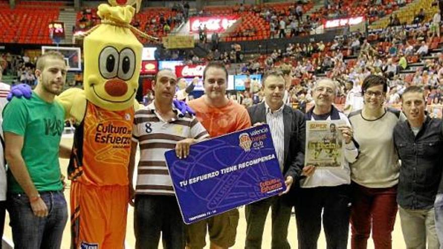 Los premiados junto a la mascota del Valencia &quot;Pam&quot;