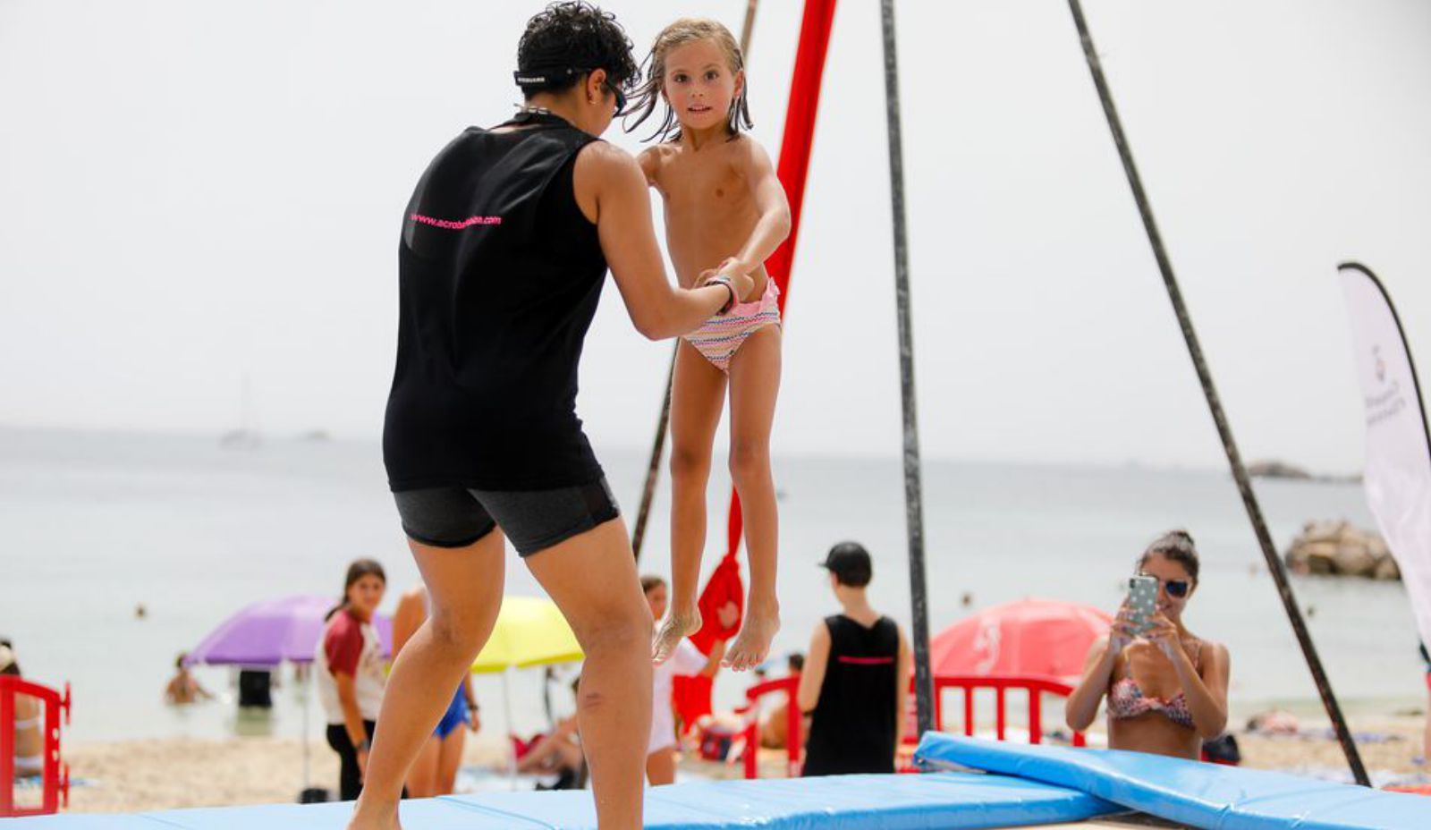 Una niña aprende de la mano de su monitora. 