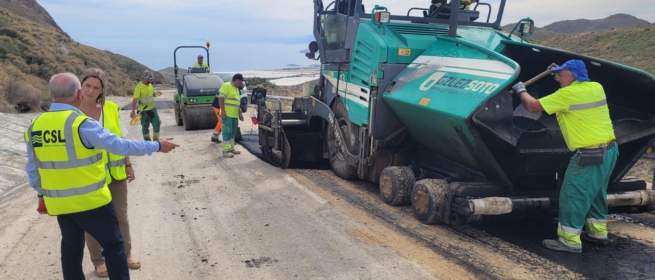 La directora general de Carreteras, María Casajús, supervisa el asfaltado de la carretera del Cedacero.