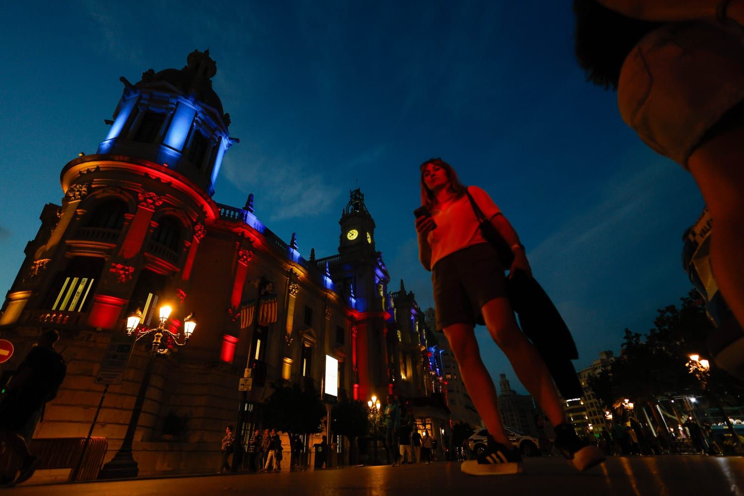 El centro se llena en vísperas del Nou d'Octubre para ver la Senyera