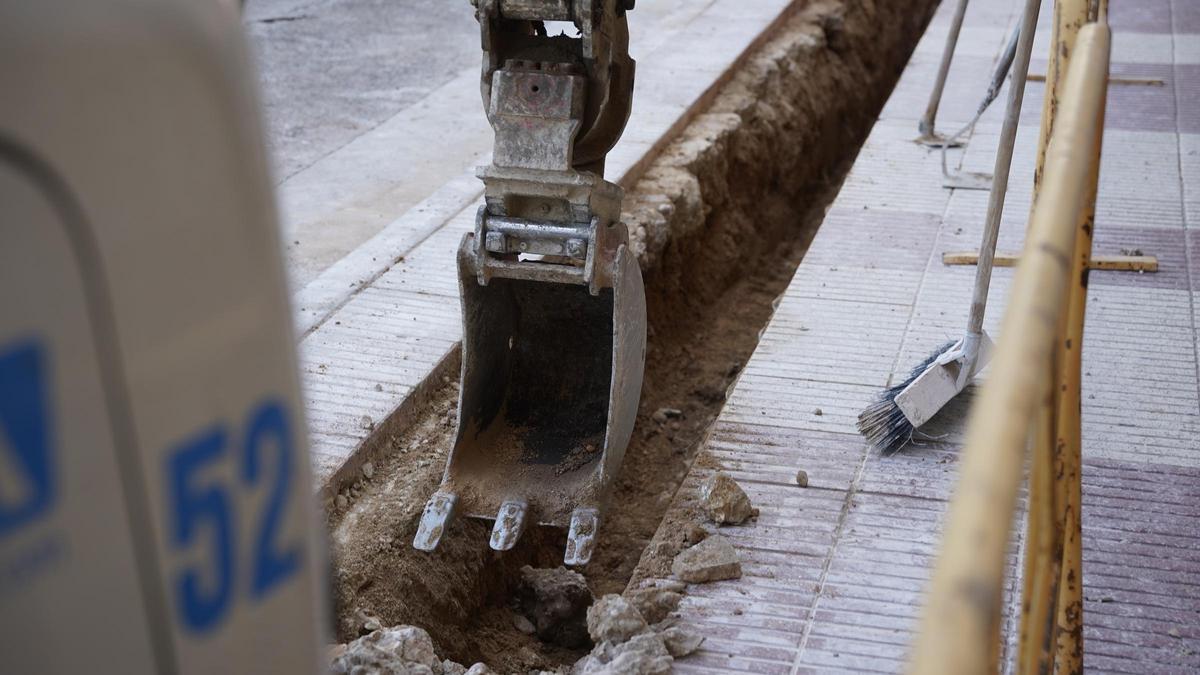 Detalle de una de las máquinas usadas en la renovación de la red de saneamiento de Xàtiva.
