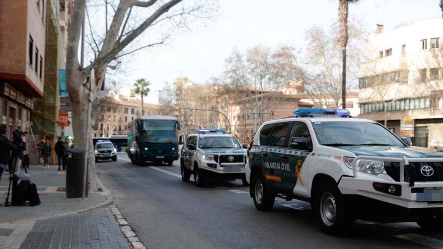 La Guardia Civil traslada al juzgado a 23 detenidos en la operación antidroga entre grandes medidas de seguridad