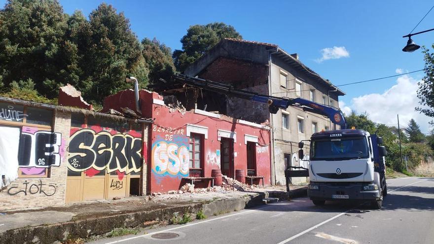 La piqueta echa abajo el Yantar de Toni,  antiguo Casa Gilo, el restaurante abandonado de Arnao que sufrió un incendio el día 3 de septiembre