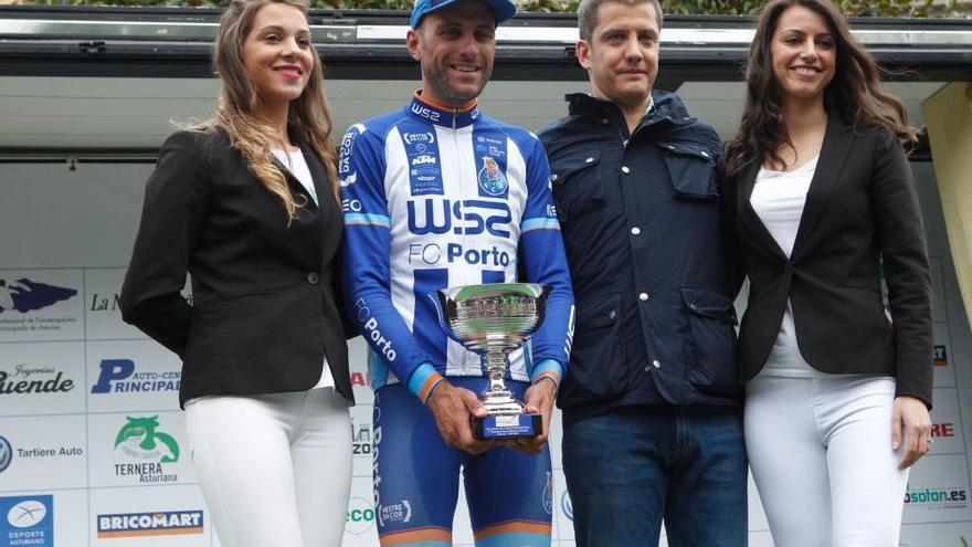 Raúl Alarcón gana a lo grande la Vuelta a Asturias tras adjudicarse la última etapa