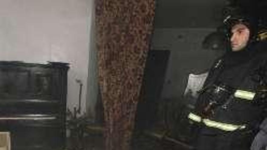 Un incendio calcina en Vigo un bajo abandonado en la calle Santa Marta