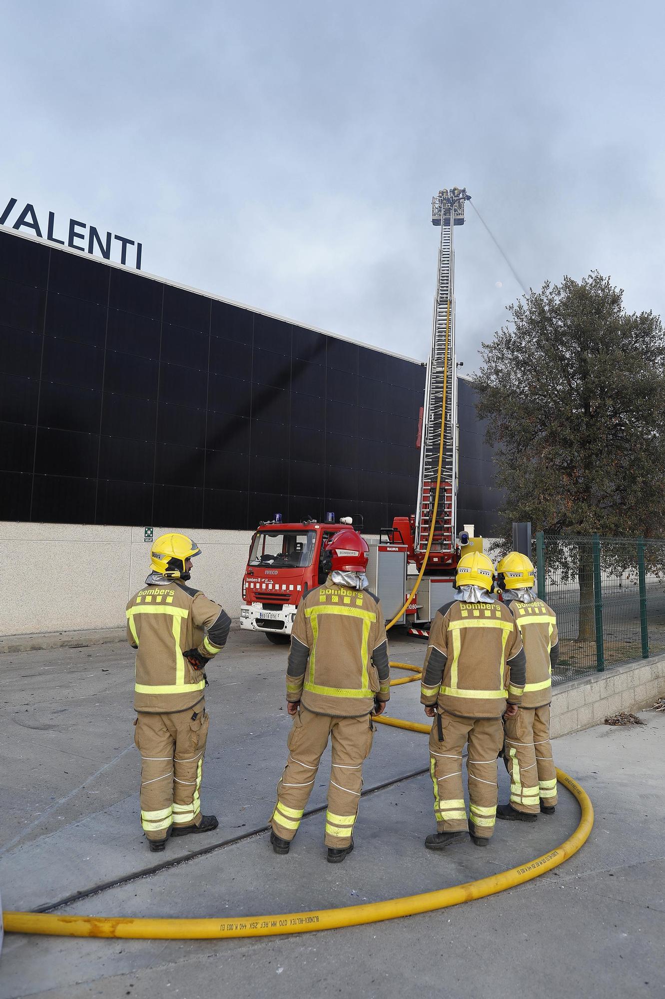 Les imatges de l'incendi de la fàbrica tèxtil a Sant Jaume de Llierca