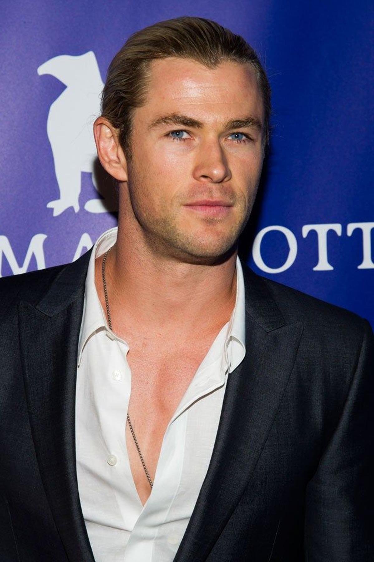 Chris Hemsworth con coletita en 2013