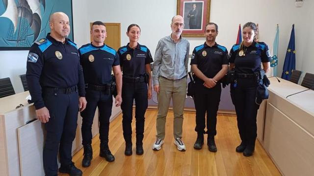 El alcalde y el inspector jefe con parte de los auxiliares.