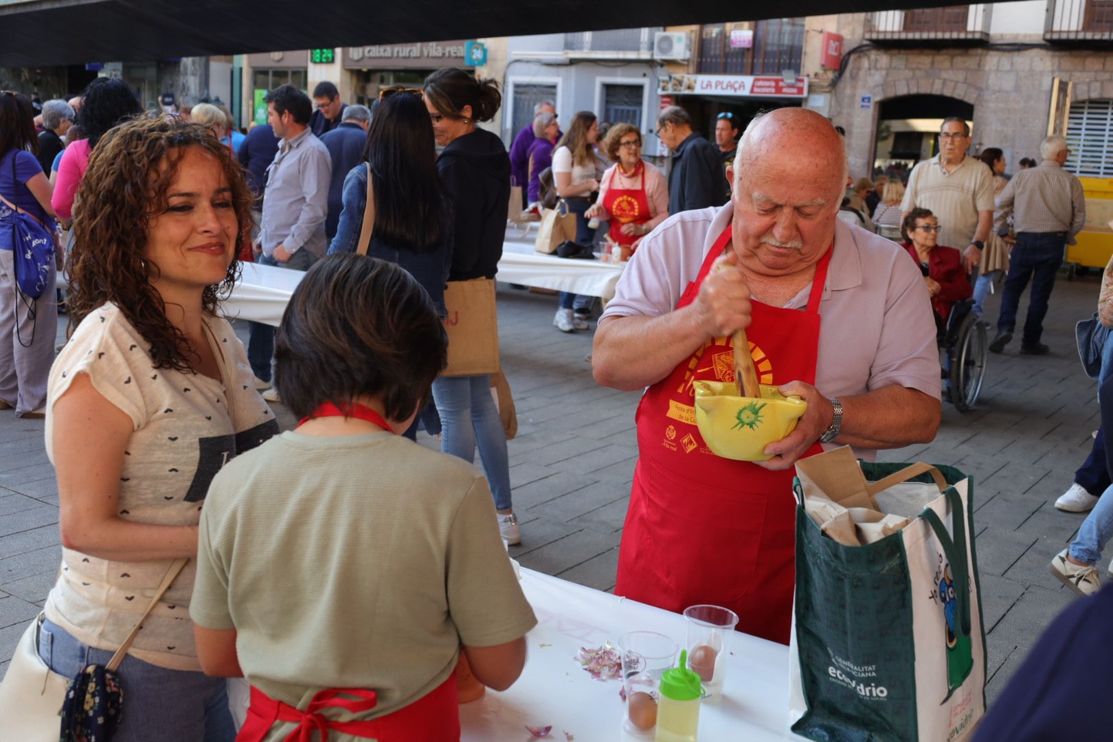 FOTOGALERÍA I Las imágenes de la Nit de la Xulla y del encuentro de elaboración de allioli de las fiestas de Vila-real
