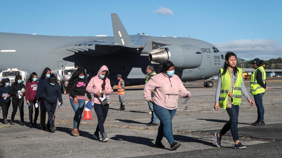 Migrantes guatemaltecos deportados por EEUU a su llegada a la Base Aérea de Guatemala en un avión militar.