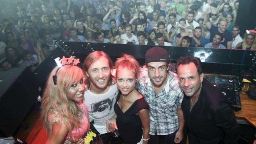 David Guetta, a la izquierda, con el piloto Fernando Alonso en una fiesta en Ibiza. / la opinión