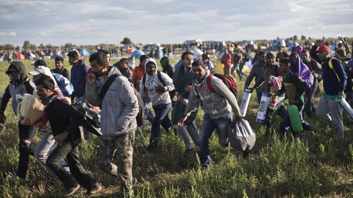 Refugiados a su paso por tierras húngaras, en el 2015.