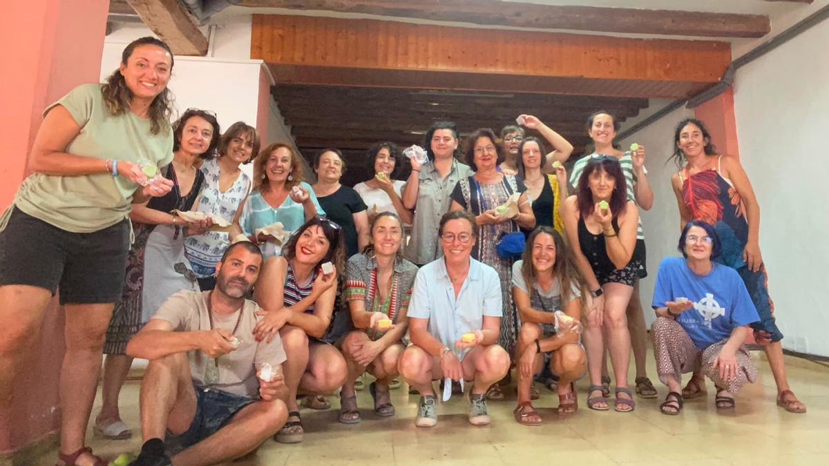 Biscarrués acoge un taller de elaboración de champú sólido para fomentar el consumo responsable y la reducción de residuos.
