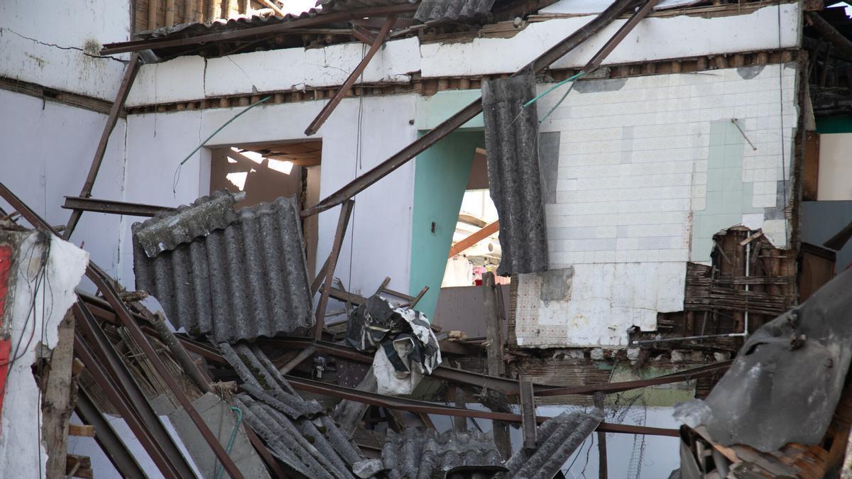 AME7780. MANIZALES (COLÒMBIA), 10/08/2026.- Fotografia que mostra una edificació destruïda per un terratrèmol de magnitud 7,4 aquest dilluns, en Manizales (Colòmbia). El president de Colòmbia, Abelardo de la Espriella, va afirmar que el terratrèmol que va sacsejar la major part del país, deixa una xifra parcial de 111 morts i una gran destrucció en almenys cinc departaments. EFE/ Juan Augusto Cardona