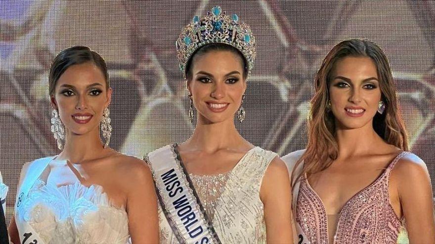 La castellonense Paula Pérez Sánchez (centro), coronada &#039;Miss World Spain 2022, junto a la primera dama, Andrea Franco (izq.), y la segunda dama, María José García (dcha.)