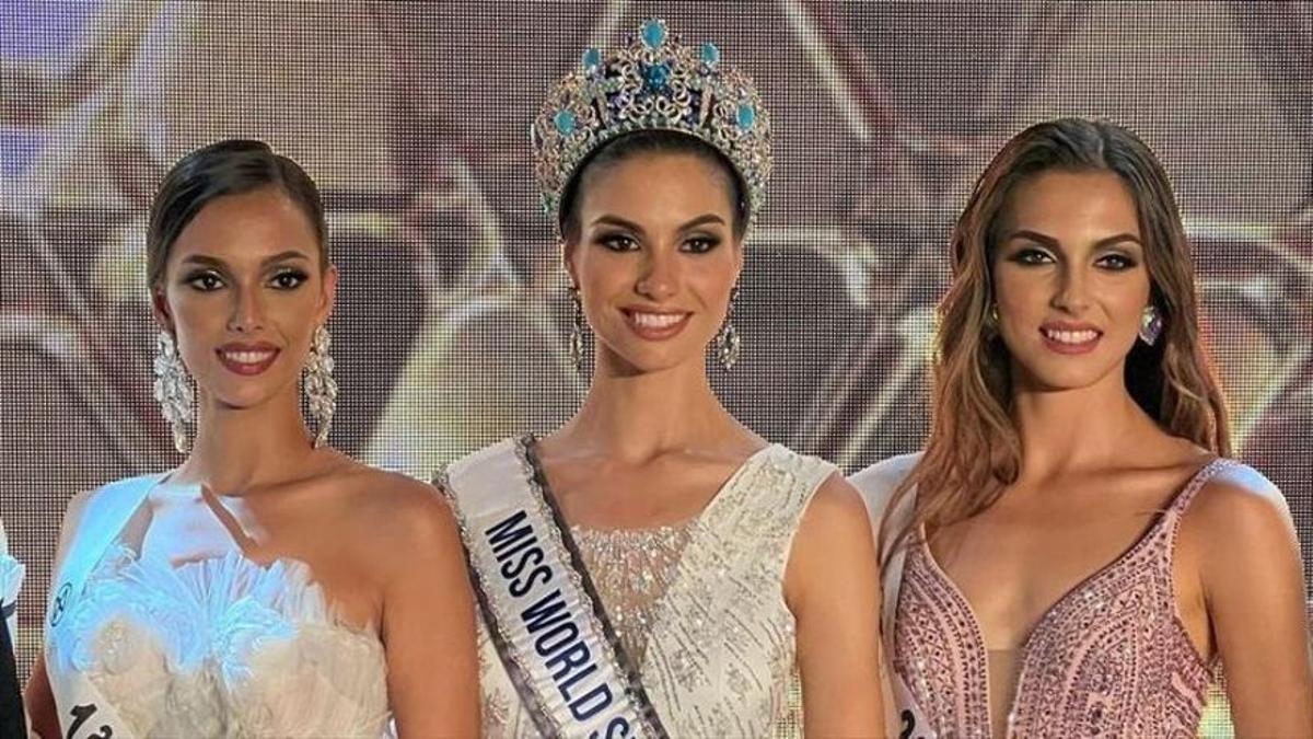 La castellonense Paula Pérez Sánchez (centro), coronada 'Miss World Spain 2022, junto a la primera dama, Andrea Franco (izq.), y la segunda dama, María José García (dcha.)