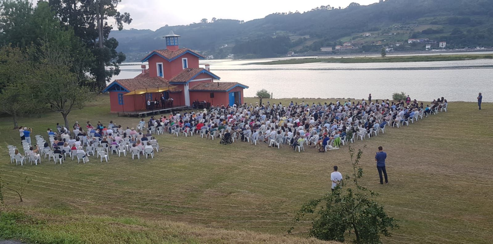 El impresionante escenario de la clausura del Festival de la Ría, en Villaviciosa