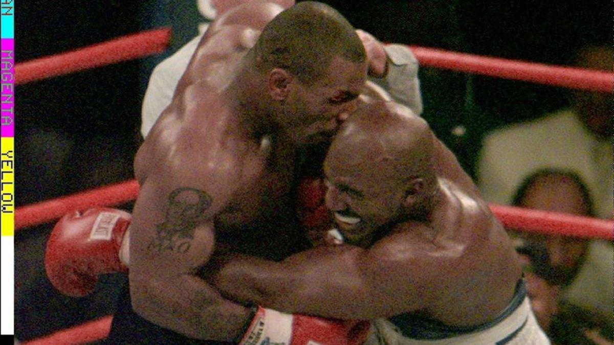 Tyson, mordiendo la oreja de Holyfield en 1997