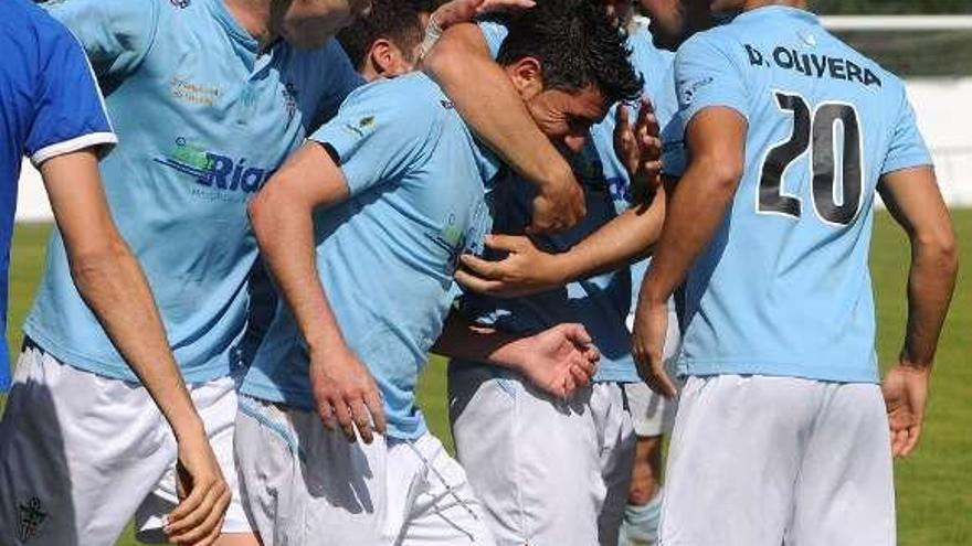 Los jugadores del Villalonga celebrando un gol en San Pedro. // G.S.