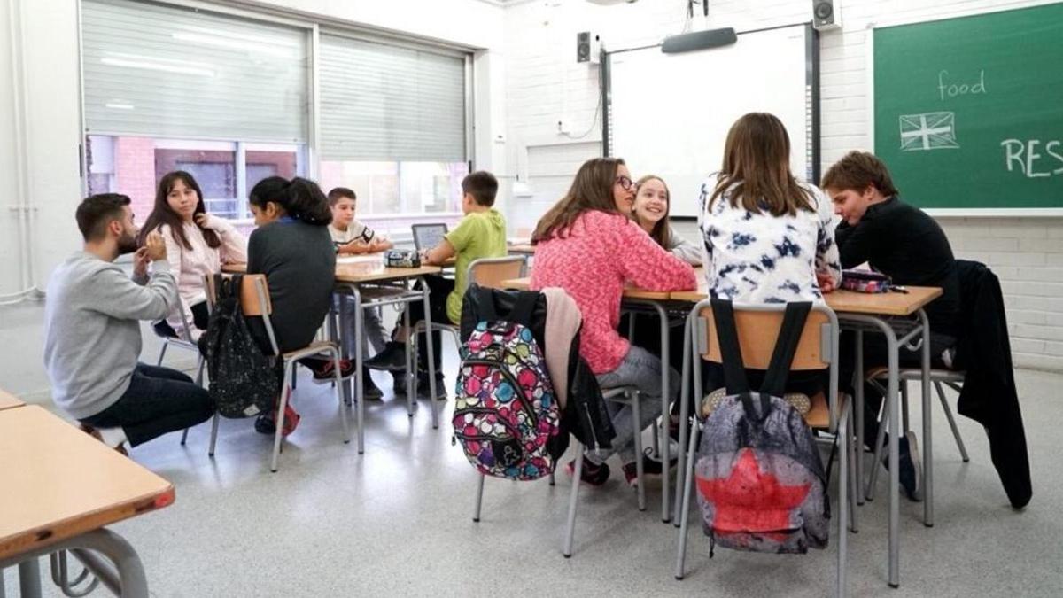 Alumnos trabajan en grupo durante una clase de inglés.