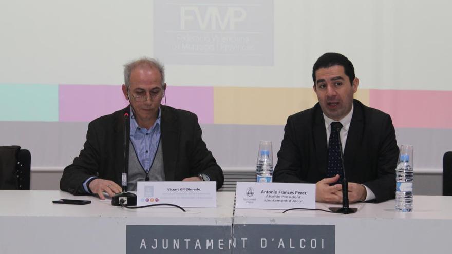 Vicente Gil y Antonio Francés presentado la agenda cultural para el móvil en el Ágora.