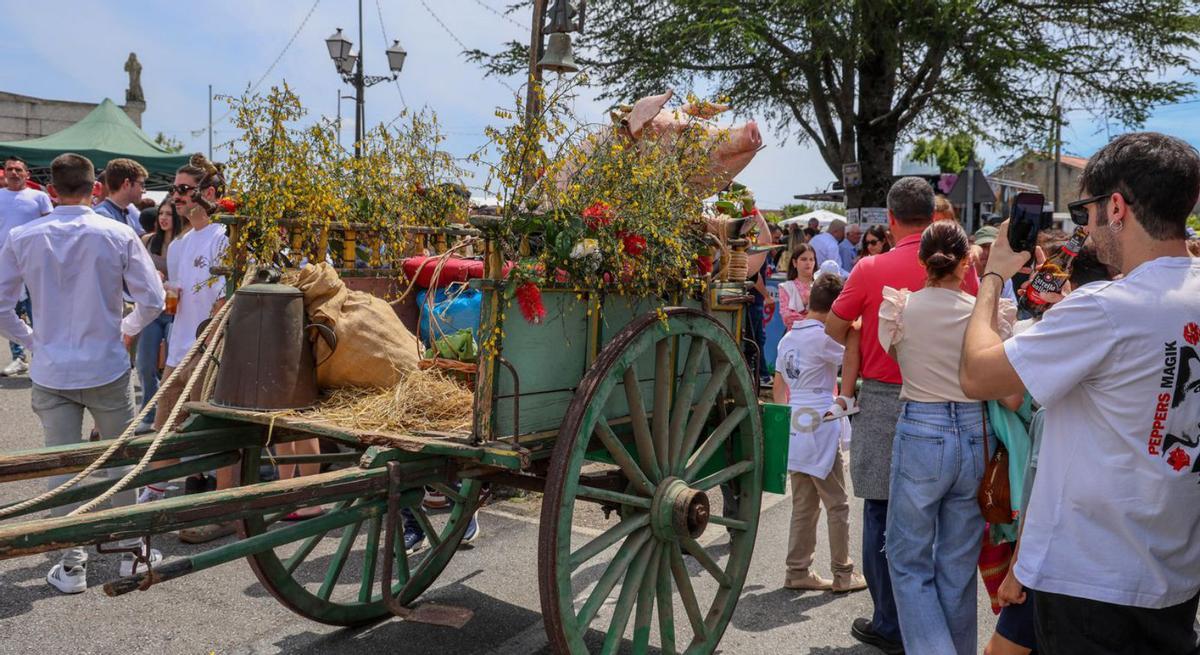 Los tractores y carros decorados son la principal señal de identidad de la fiesta de San Isidro. |  I.A.