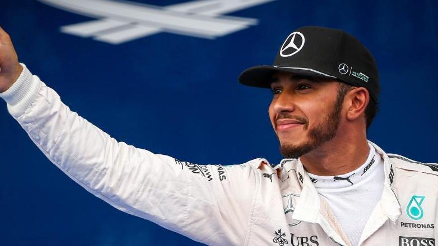 Hamilton logra la pole de Sepang con récord