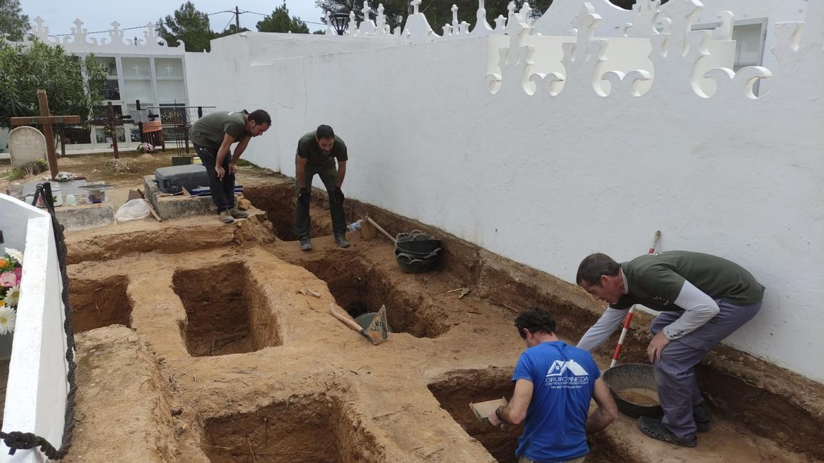 Trabajos de exhumación de la primera fase de la fosa del cementerio de Sant Francesc