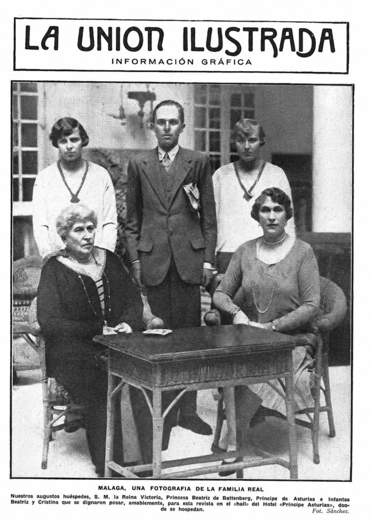 Foto de la familia real en el Hotel Príncipe de Asturias de Málaga, en marzo de 1927, con Beatriz de Battenberg, madre de la reina Victoria Eugenia.