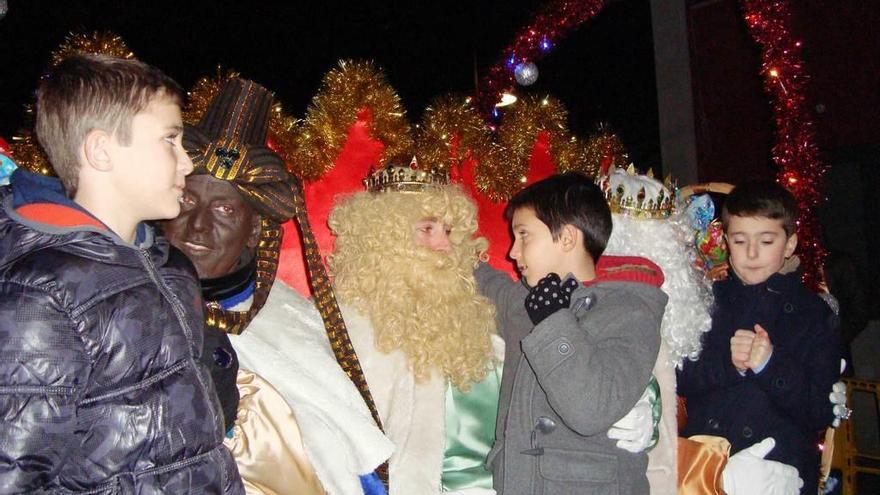 Los Reyes durante la recepción en Benia de Onís.