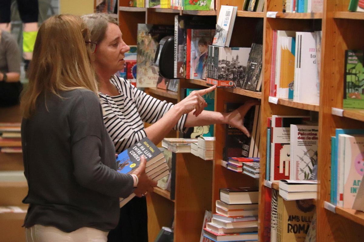 Preparativos para inaugurar la nueva librería 'La Plural' en Vilanova i la Geltrú coincidiendo con Sant Jordi