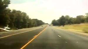 El moment ha sigut captat per la càmera d’un vehicle policial