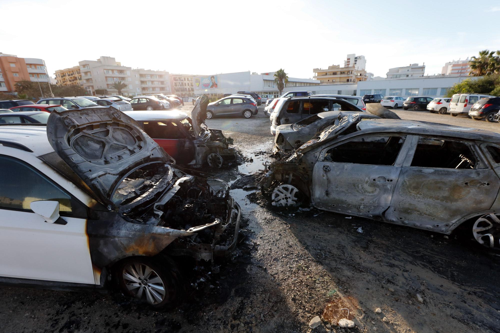 Arden cuatro coches en un aparcamiento de Ibiza