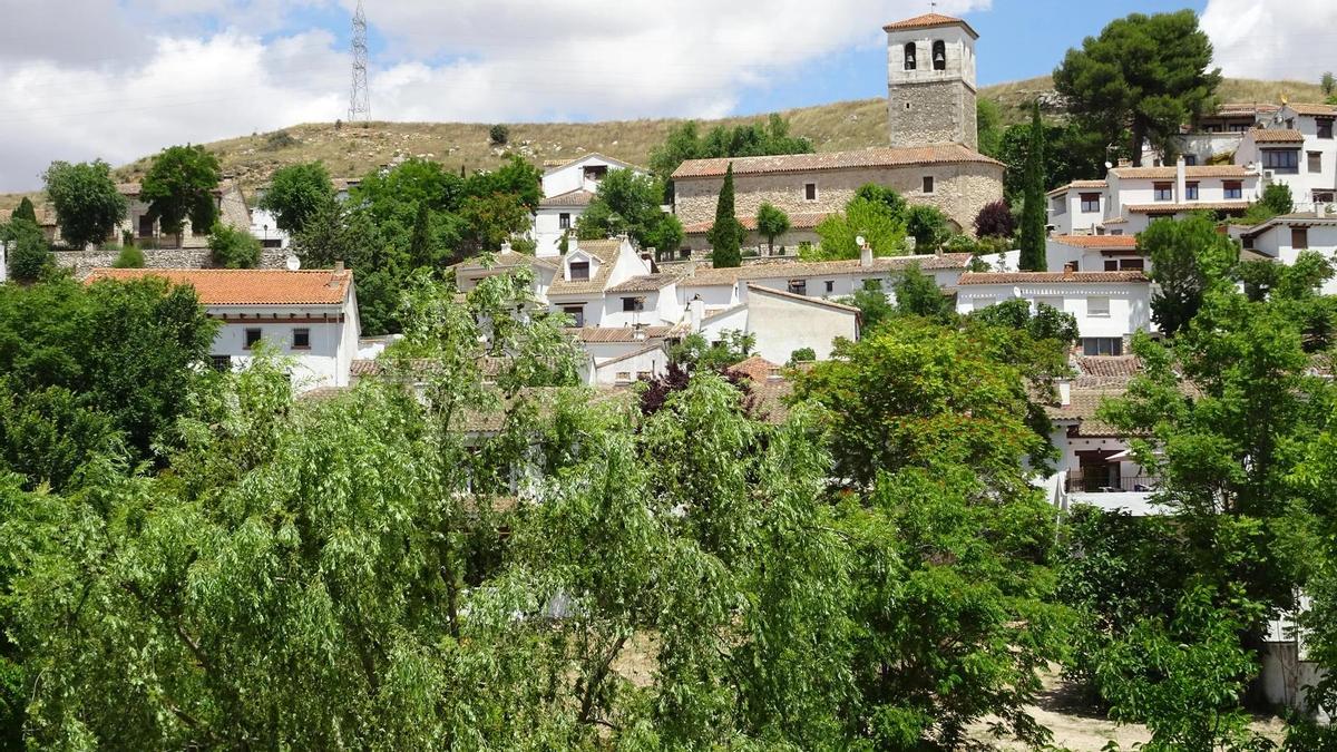 Cuenta la historia que varios pintores de la escuela de Vallecas de Madrid iban camino a Pastrana, en Guadalajara, cuando se perdieron y llegaron a este pueblo
