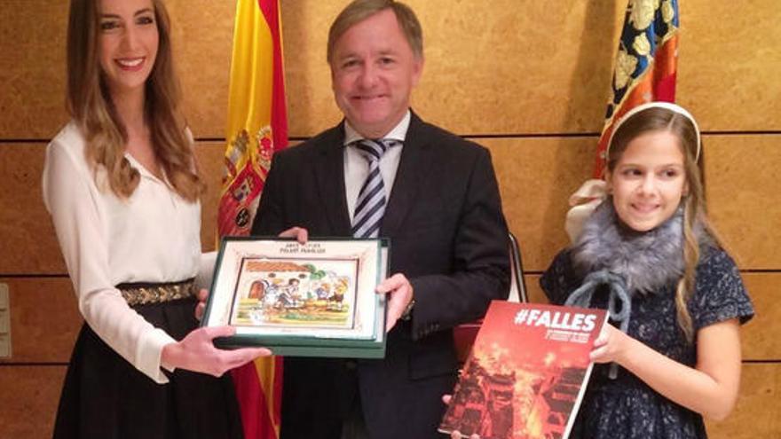 Raquel Alario y Clara Parejo, con el delegado del Gobierno, hoy.