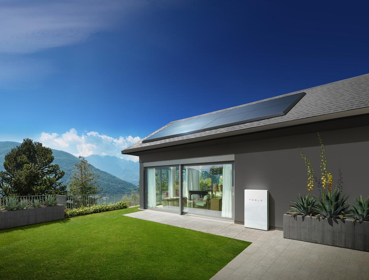 Tesla Powerwall és un sistema de bateria integrat que emmagatzema energia solar per a ús residencial, comercial i industrial.