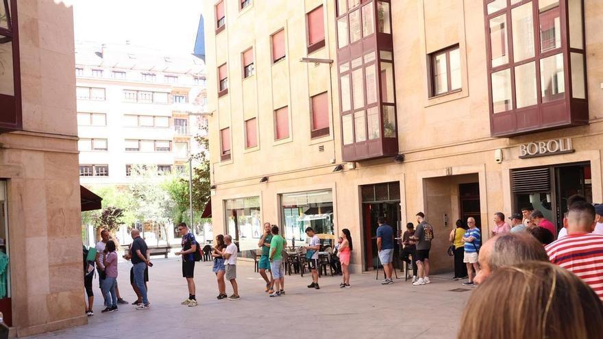 GALERÍA | Los aficionados del Zamora CF hace cola para adquirir sus entradas ante el Sabadell