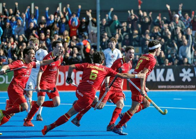 Los jugadores de la selección española de hockey celebran el gol del empate, marcado por Enrique González de Castejón (d), ante la selección belga, durante el primer partido de la FIH Hockey Pro League.