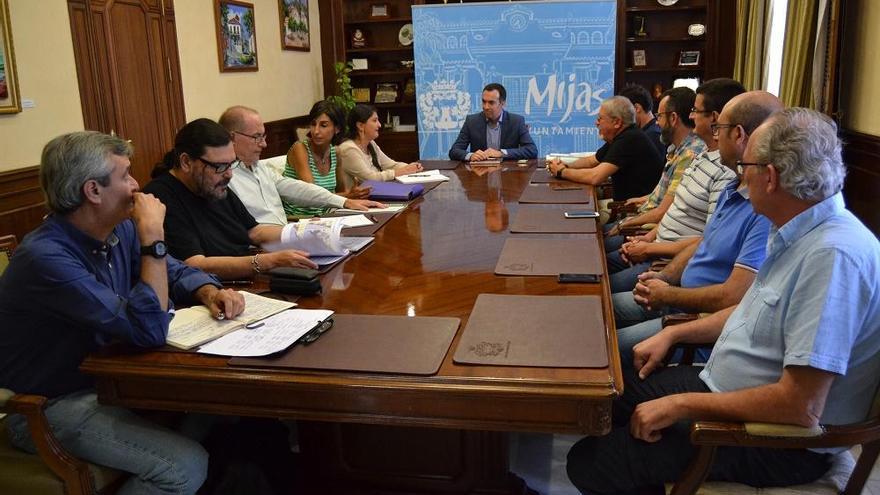 Andrés Ruiz, en el centro, durante la reunión.