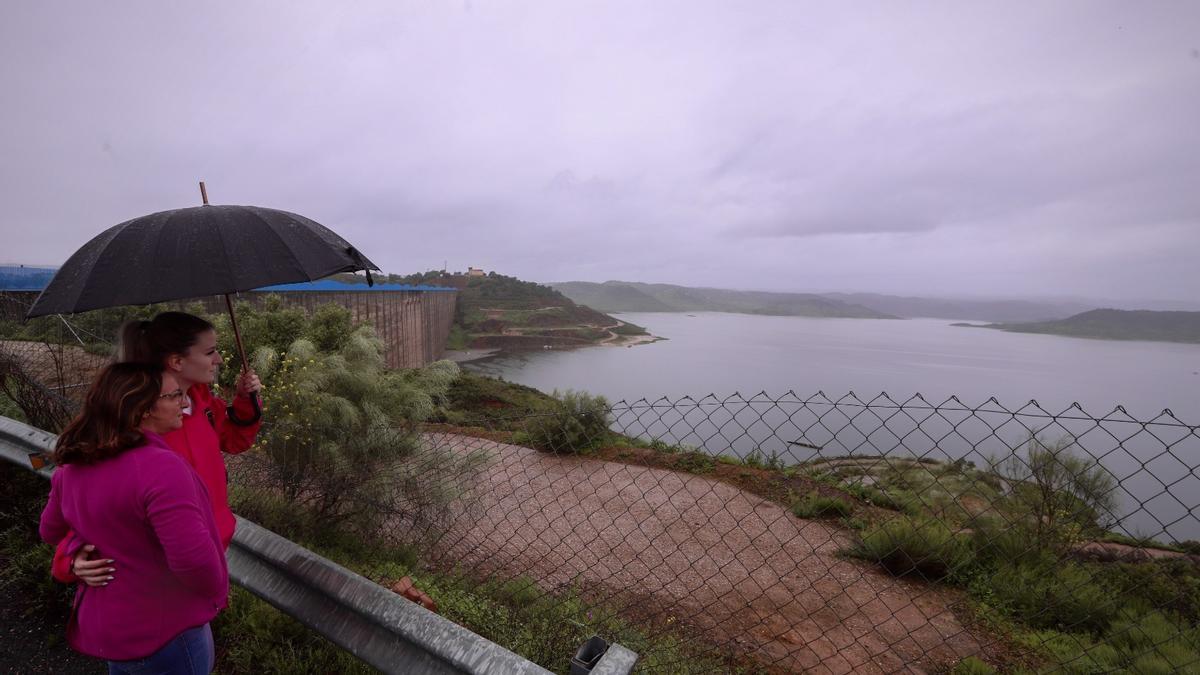 Vista del embalse de La Breña con las últimas lluvias.